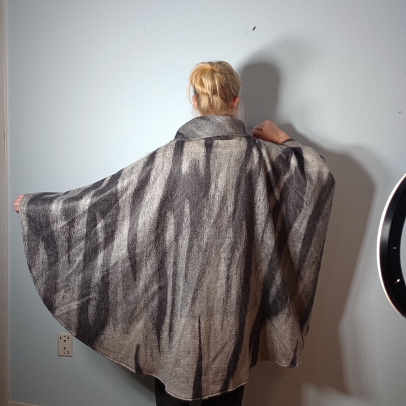 Dramatic Monochrome Handmade Wool Cape - Boutique Free Size - Picture 2 of 8